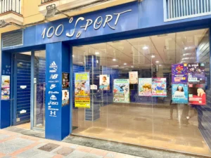 Entrada de local comercial en Avenida de los Boliches Fuengirola, escaparate a pie de calle