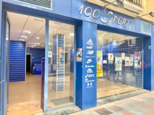 Entrada de local comercial en Avenida de los Boliches Fuengirola, escaparate a pie de calle
