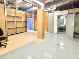 Área trasera de almacén y oficina en local en Fuengirola, Avenida de los Boliches