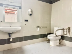 Baño de local comercial en Fuengirola con aire acondicionado, Los Boliches