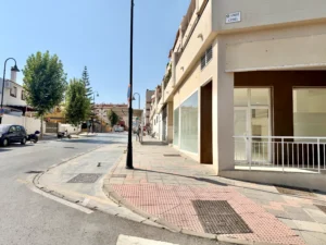 Fachada en esquina de local comercial en alquiler junto al CARE de Mijas