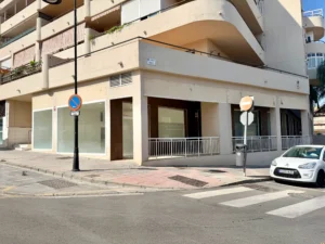 Fachada en esquina de local comercial en alquiler junto al CARE de Mijas