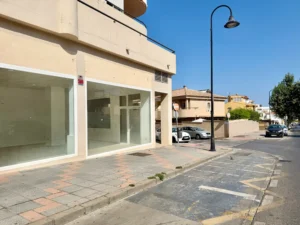Fachada en esquina de local comercial en alquiler junto al CARE de Mijas