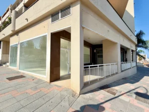 Fachada en esquina de local comercial en alquiler junto al CARE de Mijas