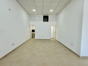 Interior diáfano de 80 m2 de local comercial en alquiler en Las Lagunas de Mijas