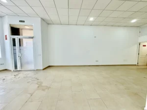 Interior diáfano de 80 m2 de local comercial en alquiler en Las Lagunas de Mijas