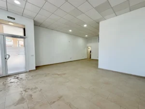 Interior diáfano de 80 m2 de local comercial en alquiler en Las Lagunas de Mijas