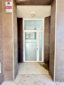 Fachada en esquina con dos escaparates de local comercial de 80 m2 junto al CARE de Mijas