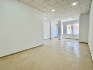 Fachada en esquina con dos escaparates de local comercial de 80 m2 junto al CARE de Mijas