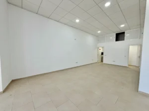 Interior diáfano de 80 m2 de local comercial en alquiler en Las Lagunas de Mijas