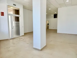 Interior diáfano de 80 m2 de local comercial en alquiler en Las Lagunas de Mijas