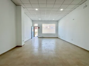 Fachada con escaparate de local comercial de 65 m2 junto al CARE de Mijas