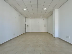 Interior diáfano de 65 m2 de local comercial en alquiler en Las Lagunas de Mijas
