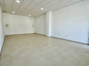 Interior diáfano de 65 m2 de local comercial en alquiler en Las Lagunas de Mijas