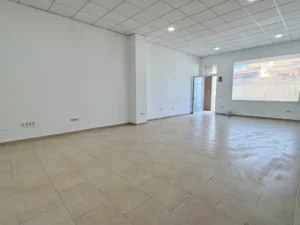 Fachada con escaparate de local comercial de 65 m2 junto al CARE de Mijas
