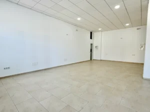 Interior diáfano de 65 m2 de local comercial en alquiler en Las Lagunas de Mijas