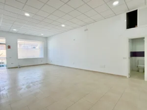 Fachada con escaparate de local comercial de 65 m2 junto al CARE de Mijas