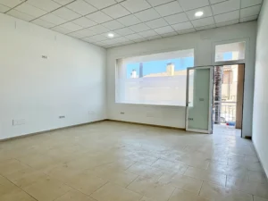 Fachada y escaparate de local comercial en alquiler junto al CARE de Mijas
