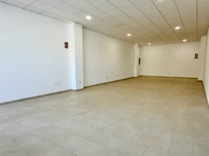 Interior diáfano de 108 m2 de local comercial en alquiler en Las Lagunas de Mijas