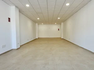 Interior diáfano de 108 m2 de local comercial en alquiler en Las Lagunas de Mijas