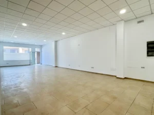 Interior diáfano de 108 m2 de local comercial en alquiler en Las Lagunas de Mijas