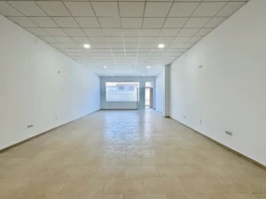 Fachada y escaparate de local comercial en alquiler junto al CARE de Mijas
