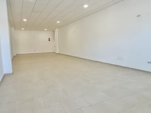 Interior diáfano de 108 m2 de local comercial en alquiler en Las Lagunas de Mijas