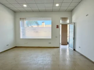Fachada con escaparate de local comercial en alquiler junto al CARE de Mijas