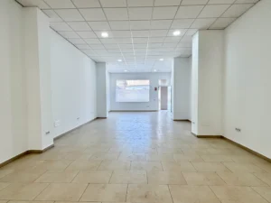 Fachada con escaparate de local comercial en alquiler junto al CARE de Mijas