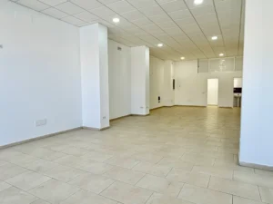 Interior diáfano de 91 m2 en local comercial en Las Lagunas de Mijas