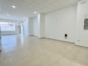 Interior diáfano de 91 m2 en local comercial en Las Lagunas de Mijas