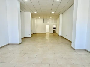 Interior diáfano de 91 m2 en local comercial en Las Lagunas de Mijas