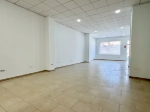 Fachada con escaparate de local comercial en alquiler junto al CARE de Mijas