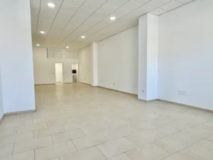 Interior diáfano de 91 m2 en local comercial en Las Lagunas de Mijas