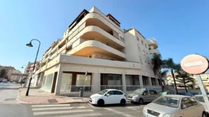 Fachada en esquina de local comercial en alquiler junto al CARE de Mijas