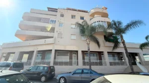 Fachada en esquina de local comercial en alquiler junto al CARE de Mijas